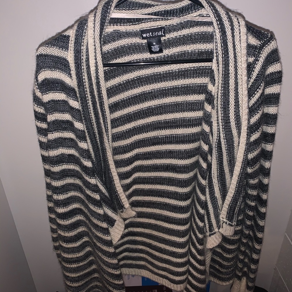 Wet seal sweater size M